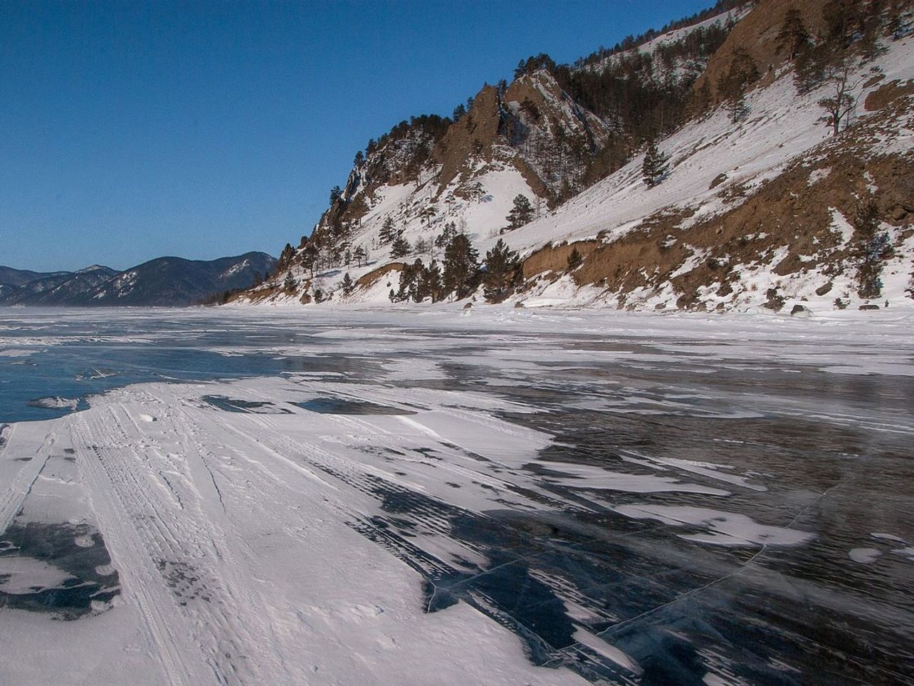 Terreno aberto acima da última árvore, visto do lago de montanha
